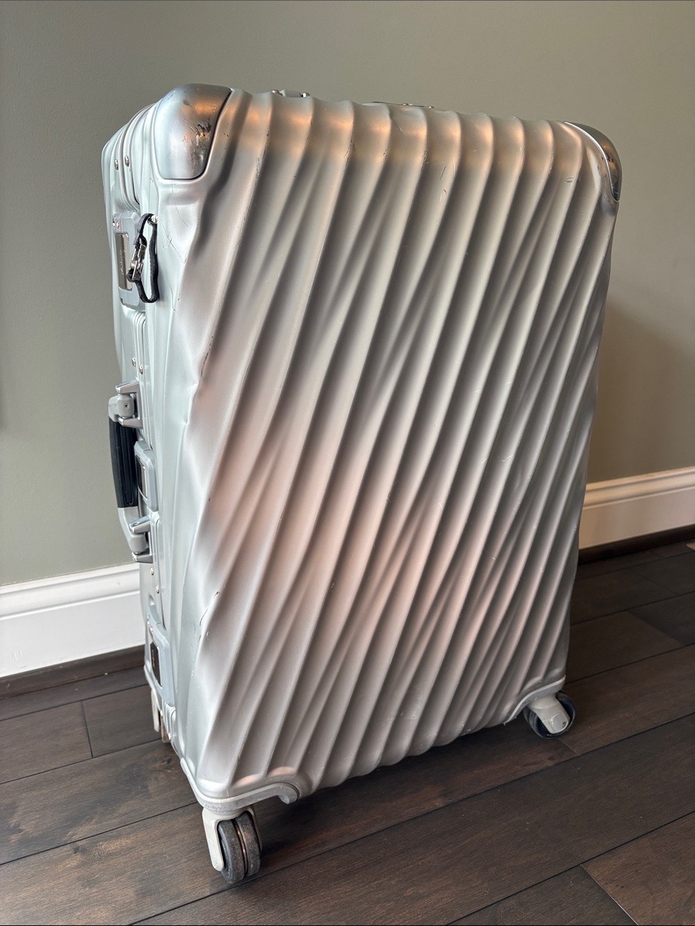 Tumi Silver Hard-Shell Spinner Luggage 25” Short Trip Packing Case Suitcase